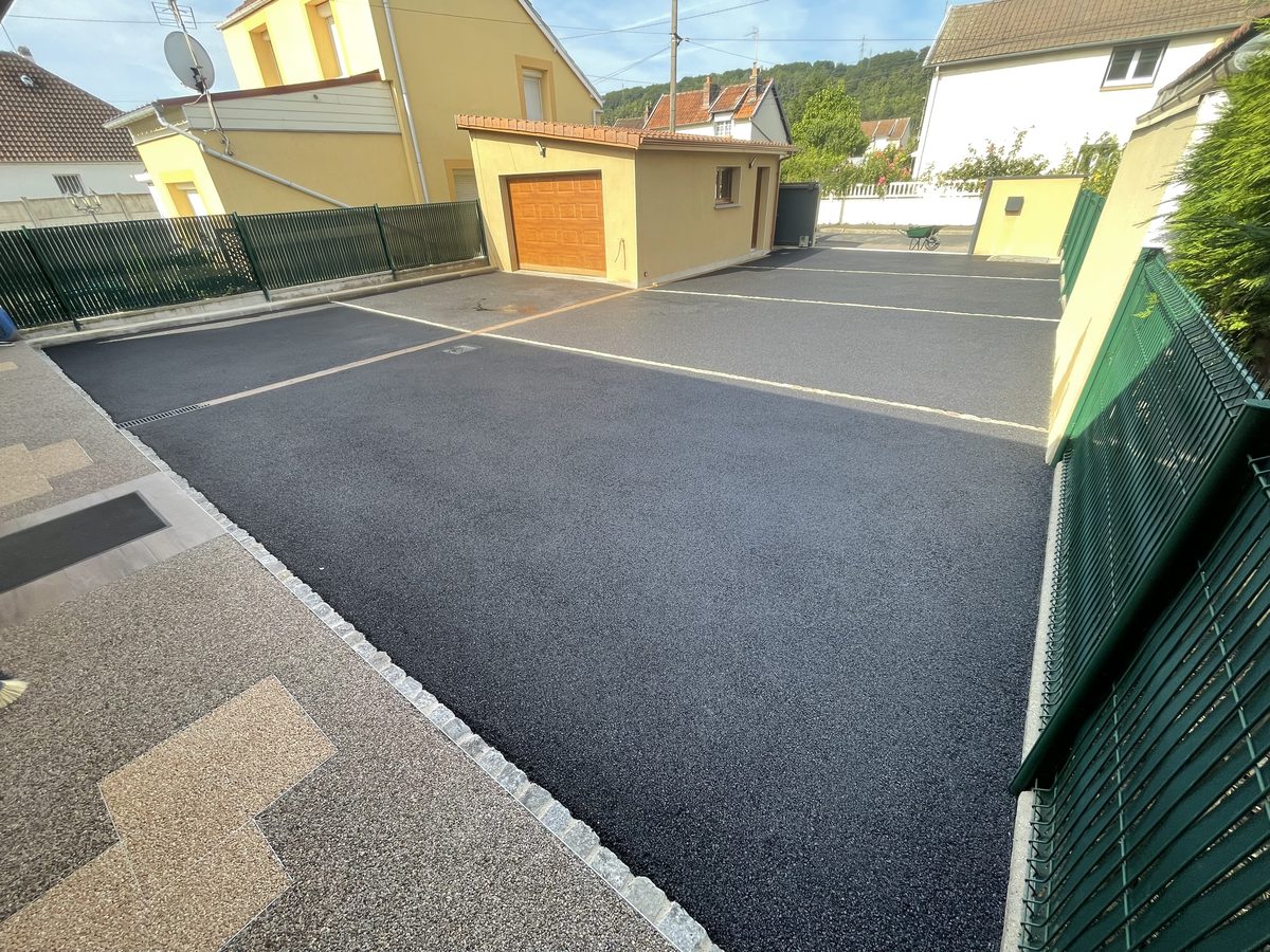 Parking professionnel en enrobé avec marquage au sol en Seine-Maritime
