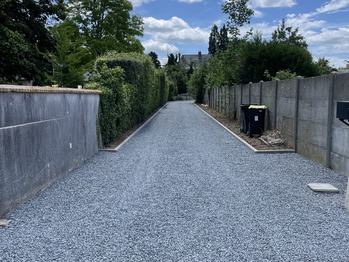 Allée en graviers décoratifs gris avec curette béton en Haute-Normandie
