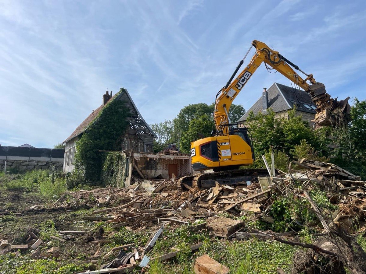 Démolition de bâtiment avec pelle mécanique