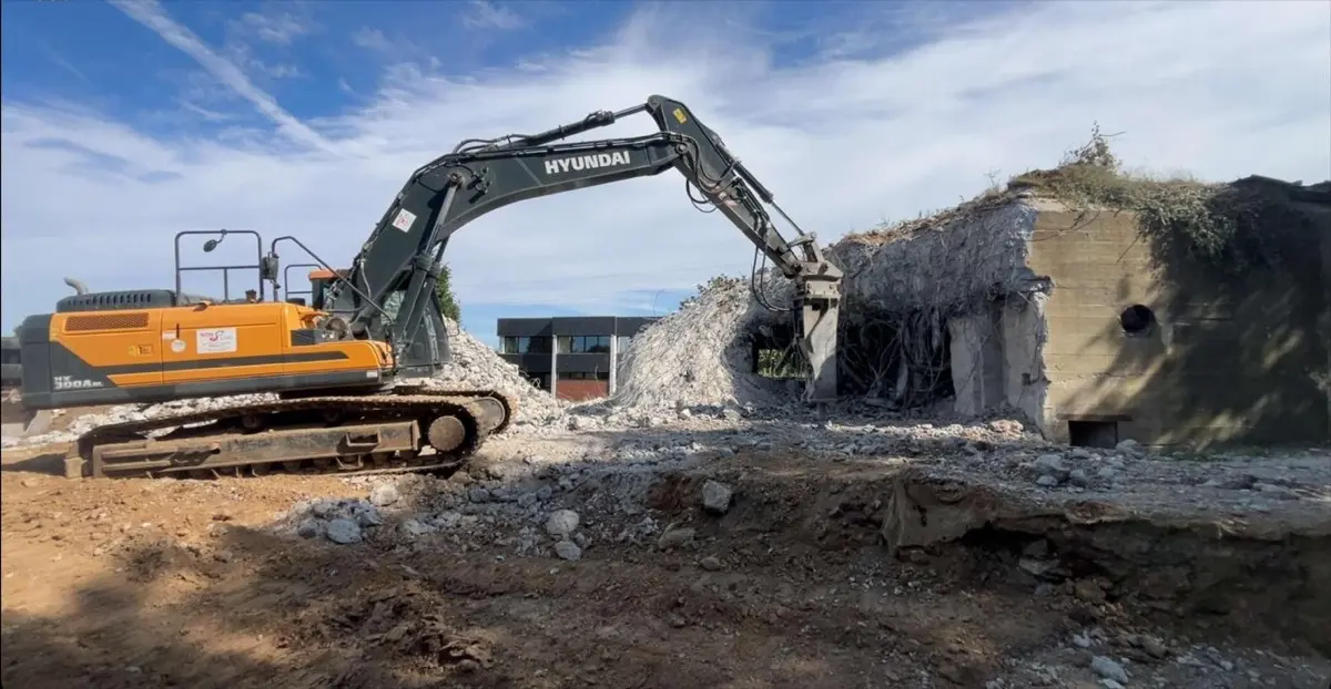 Démolition de bâtiment avec pelle hydraulique en Haute-Normandie