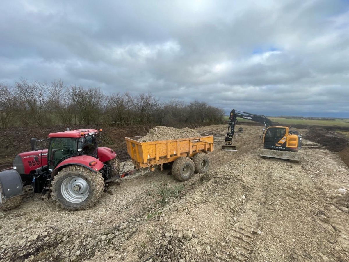 Terrassement en Haute-Normandie — tracteur et pelle mécanique TLTP